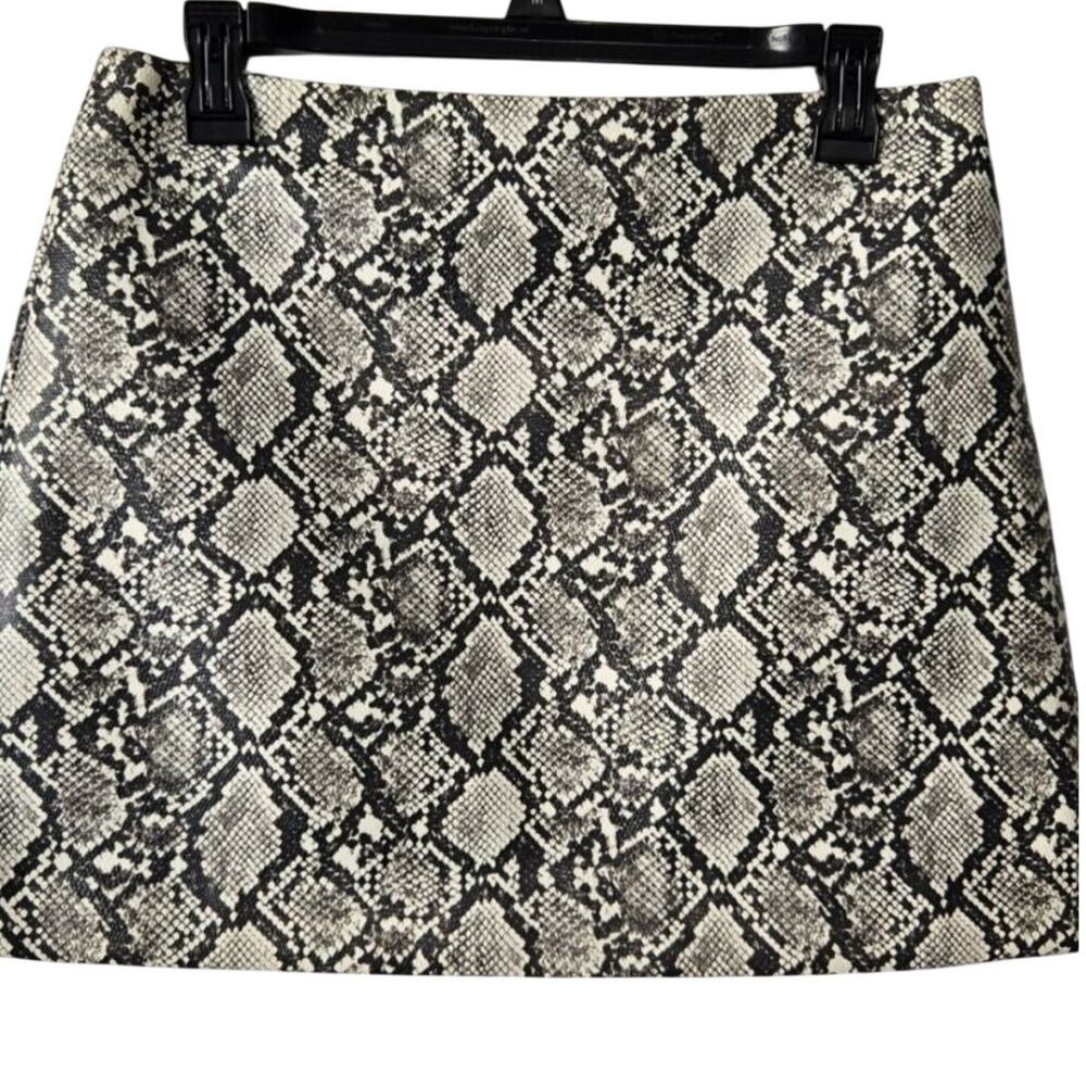 NWT Vegan H&M Grey Snakeskin Patterned Mini Skirt in Faux Leather Size 8